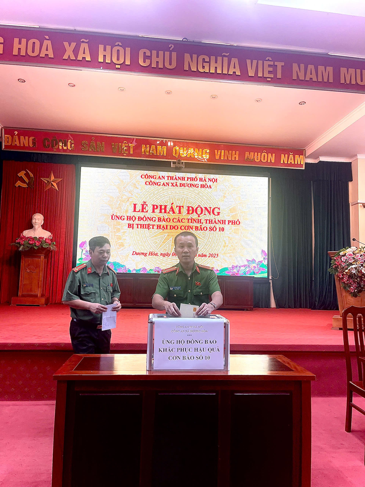 CÔNG AN XÃ DƯƠNG HÒA TỔ CHỨC LỄ PHÁT ĐỘNG ỦNG HỘ ĐỒNG BÀO CÁC TỈNH, THÀNH PHỐ BỊ THIỆT HẠI DO CƠN BÃO SỐ 10 NĂM 2025- Ảnh 3.