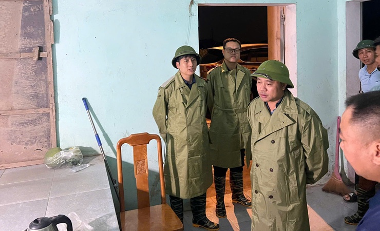 Đồng chí Chủ tịch UBND xã kiểm tra, động viên lực lượng ứng trực phòng, chống ngập úng trên địa bàn- Ảnh 3.