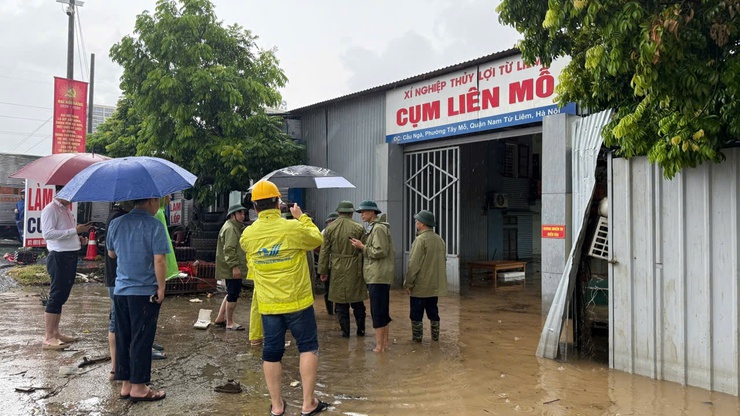 Lãnh đạo thành phố kiểm tra, chỉ đạo công tác ứng phó mưa bão tại phường Xuân Phương- Ảnh 3.