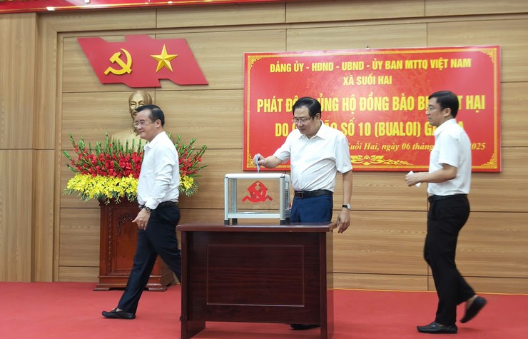 Xã Suối Hai tổ chức Lễ chào cờ đầu tuần và phát động ủng hộ đồng bào bị ảnh hưởng bởi bão số 10 (Bualoi)- Ảnh 3.