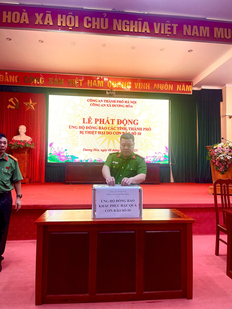 CÔNG AN XÃ DƯƠNG HÒA TỔ CHỨC LỄ PHÁT ĐỘNG ỦNG HỘ ĐỒNG BÀO CÁC TỈNH, THÀNH PHỐ BỊ THIỆT HẠI DO CƠN BÃO SỐ 10 NĂM 2025- Ảnh 4.