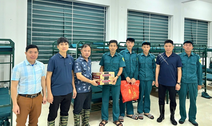 Đồng chí Chủ tịch UBND xã kiểm tra, động viên lực lượng ứng trực phòng, chống ngập úng trên địa bàn- Ảnh 4.