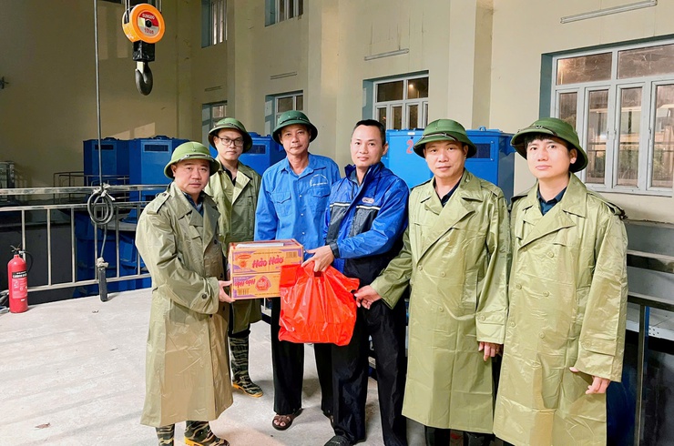 Đồng chí Chủ tịch UBND xã kiểm tra, động viên lực lượng ứng trực phòng, chống ngập úng trên địa bàn- Ảnh 5.
