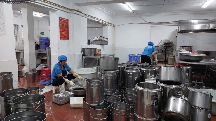Lãnh đạo phường Đống Đa thăm hỏi các trường học trên địa bàn sau cơn bão số 10- Ảnh 5.