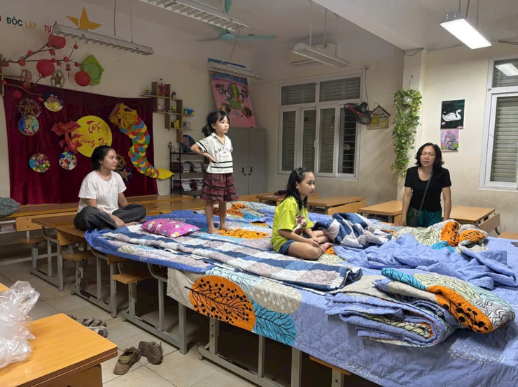 Lãnh đạo phường Đống Đa thăm hỏi các trường học trên địa bàn sau cơn bão số 10- Ảnh 3.