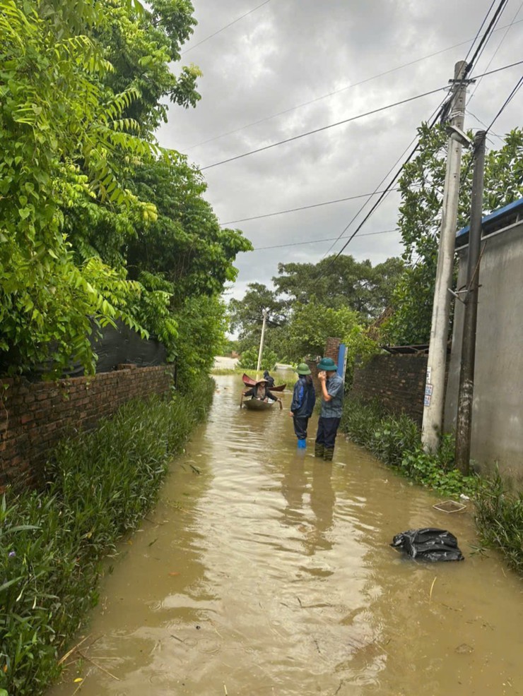 PHÓ BÍ THƯ THƯỜNG TRỰC THÀNH ỦY NGUYỄN VĂN PHONG KIỂM TRA CÔNG TÁC PHÒNG, CHỐNG ÚNG NGẬP TẠI XÃ TRUNG GIÃ- Ảnh 4.