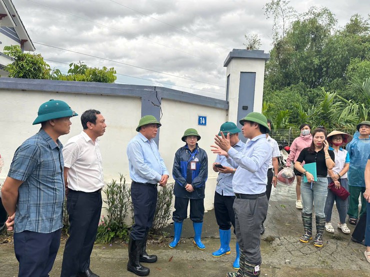 PHÓ BÍ THƯ THƯỜNG TRỰC THÀNH ỦY NGUYỄN VĂN PHONG KIỂM TRA CÔNG TÁC PHÒNG, CHỐNG ÚNG NGẬP TẠI XÃ TRUNG GIÃ- Ảnh 2.