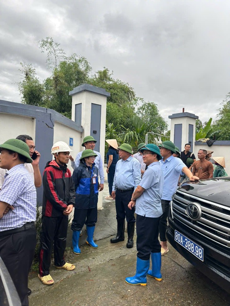 PHÓ BÍ THƯ THƯỜNG TRỰC THÀNH ỦY NGUYỄN VĂN PHONG KIỂM TRA CÔNG TÁC PHÒNG, CHỐNG ÚNG NGẬP TẠI XÃ TRUNG GIÃ- Ảnh 1.