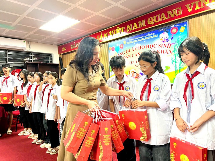 Trường THCS Nguyễn Thượng Hiền tổ chức trung thu yêu thương 2025- Ảnh 5.