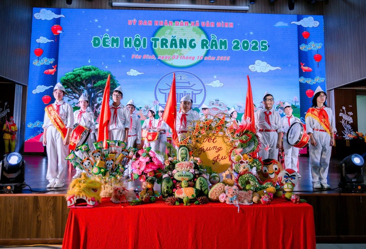 Trường THCS Nguyễn Thượng Hiền tổ chức trung thu yêu thương 2025- Ảnh 1.