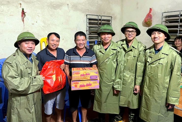Đồng chí Chủ tịch UBND xã kiểm tra, động viên lực lượng ứng trực phòng, chống ngập úng trên địa bàn- Ảnh 7.