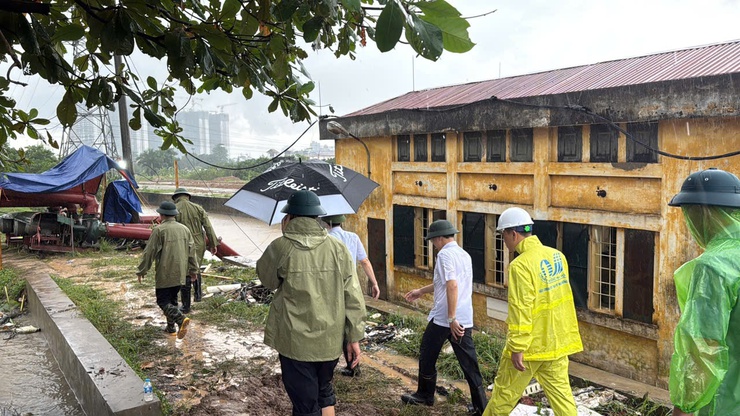 Lãnh đạo thành phố kiểm tra, chỉ đạo công tác ứng phó mưa bão tại phường Xuân Phương- Ảnh 2.