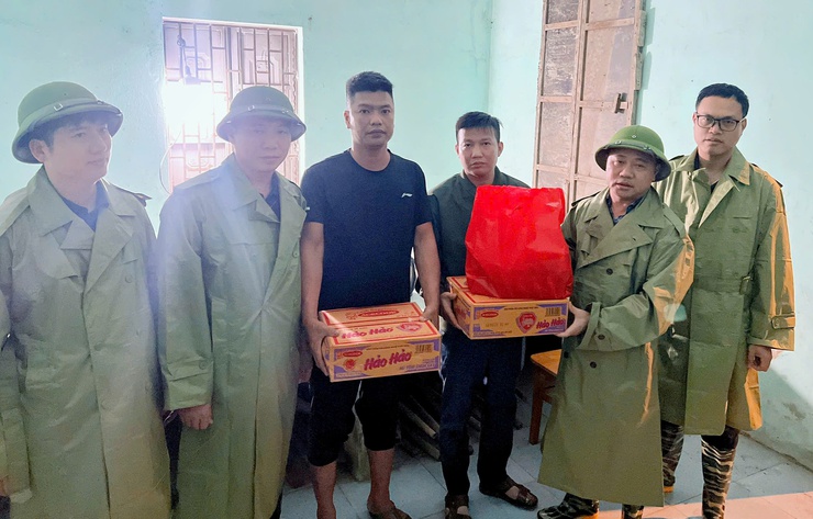 Đồng chí Chủ tịch UBND xã kiểm tra, động viên lực lượng ứng trực phòng, chống ngập úng trên địa bàn- Ảnh 8.