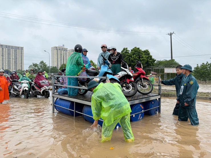 Lãnh đạo thành phố kiểm tra, chỉ đạo công tác ứng phó mưa bão tại phường Xuân Phương- Ảnh 5.