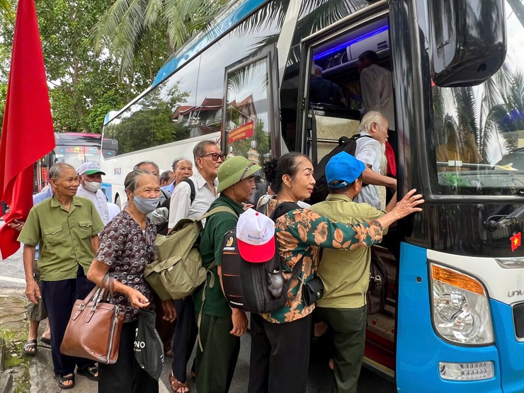 Xã Dương Hoà tổ chức đưa 94 người có công trên địa bàn xã đi điều dưỡng, chăm sóc sức khoẻ tập trung - Ảnh 1.