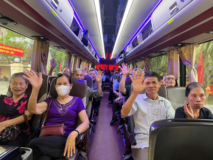 Xã Dương Hoà tổ chức đưa 94 người có công trên địa bàn xã đi điều dưỡng, chăm sóc sức khoẻ tập trung - Ảnh 2.