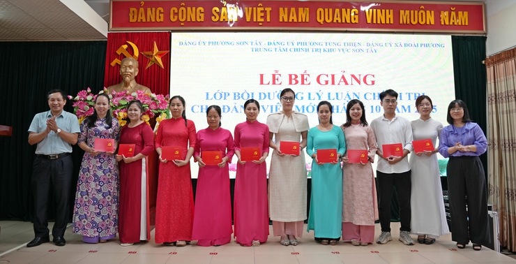 Sơn Tây: bế giảng lớp Bồi dưỡng lý luận chính trị cho đảng viên mới tháng 10 năm 2025- Ảnh 1.
