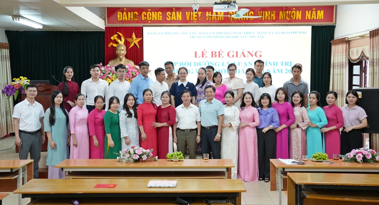Sơn Tây: bế giảng lớp Bồi dưỡng lý luận chính trị cho đảng viên mới tháng 10 năm 2025- Ảnh 2.