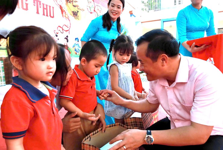 Đồng chí Bí thư Đảng ủy Vui Tết Trung thu cùng cô trò Trường Mầm non Ba Trại B- Ảnh 1.