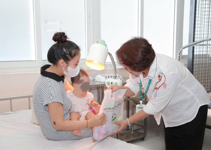BVĐK Đức Giang: Lan toả yêu thương vui Tết Trung thu cùng các bệnh nhi- Ảnh 1.