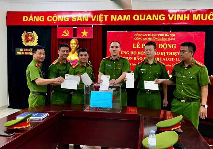 Công an phường Lĩnh Nam chung tay ủng hộ đồng bào vượt qua bão số 10 trong không khí trang nghiêm của
Lễ chào cờ tháng 10.- Ảnh 1.