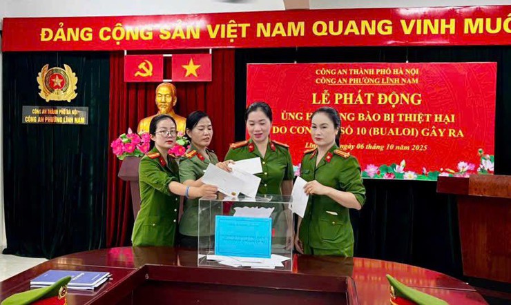 Công an phường Lĩnh Nam chung tay ủng hộ đồng bào vượt qua bão số 10 trong không khí trang nghiêm của
Lễ chào cờ tháng 10.- Ảnh 2.