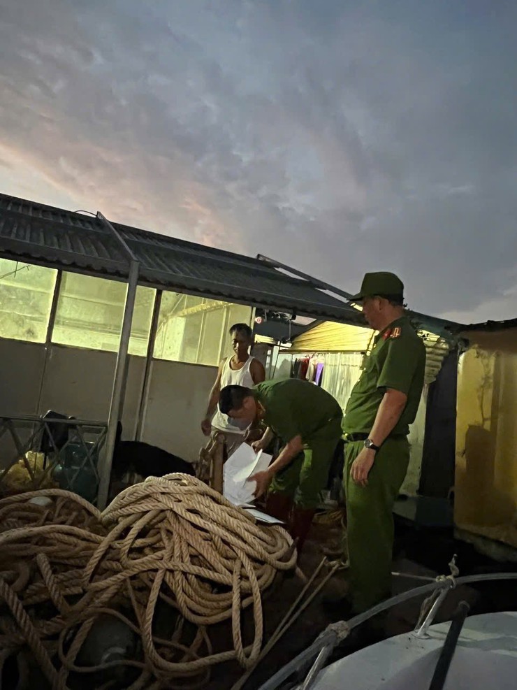 Công an phường Lĩnh Nam chung tay ủng hộ đồng bào vượt qua bão số 10 trong không khí trang nghiêm của
Lễ chào cờ tháng 10.- Ảnh 3.