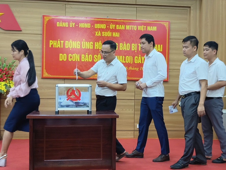 Xã Suối Hai tổ chức Lễ chào cờ đầu tuần và phát động ủng hộ đồng bào bị ảnh hưởng bởi bão số 10 (Bualoi)- Ảnh 5.
