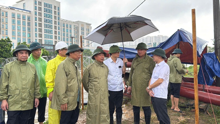 Lãnh đạo thành phố kiểm tra, chỉ đạo công tác ứng phó mưa bão tại phường Xuân Phương- Ảnh 1.