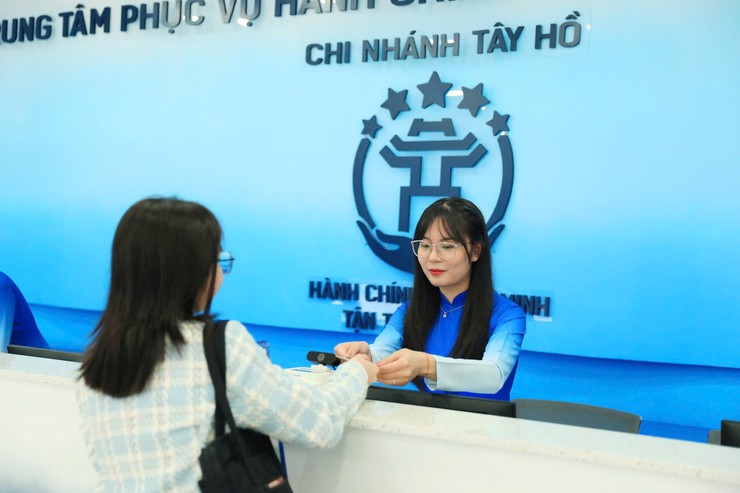 Sổ tay văn hóa phục vụ công dân: Hành trình lan tỏa tinh thần "Hành chính thông minh, tận tâm phục vụ"- Ảnh 2.