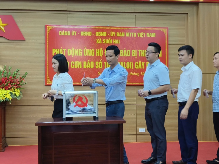 Xã Suối Hai tổ chức Lễ chào cờ đầu tuần và phát động ủng hộ đồng bào bị ảnh hưởng bởi bão số 10 (Bualoi)- Ảnh 4.