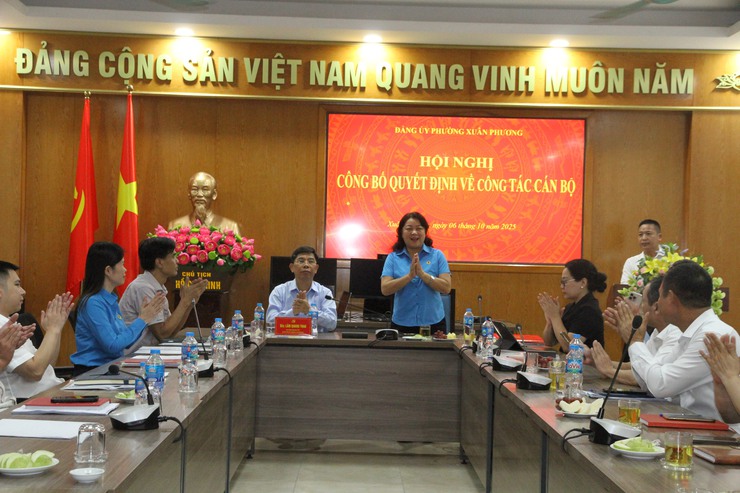 Đảng ủy phường Xuân Phương tổ chức Hội nghị công bố Quyết định thành lập Công đoàn, UBKT, các chức danh cán bộ Công đoàn Phường 
- Ảnh 1.