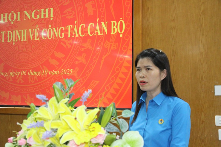 Đảng ủy phường Xuân Phương tổ chức Hội nghị công bố Quyết định thành lập Công đoàn, UBKT, các chức danh cán bộ Công đoàn Phường 
- Ảnh 3.