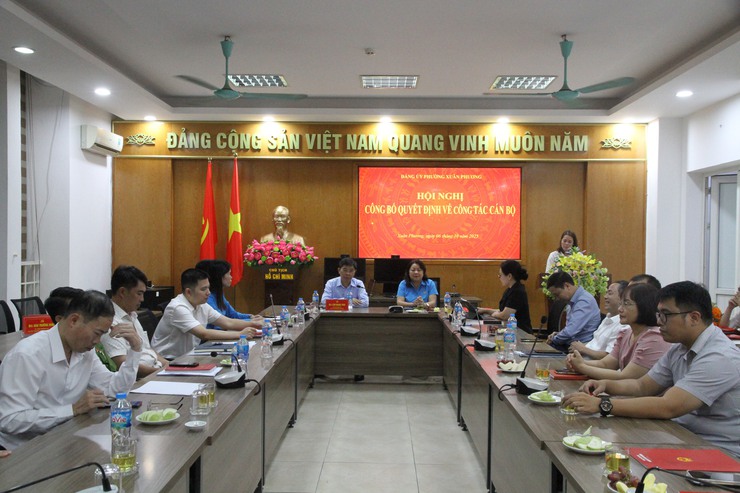 Đảng ủy phường Xuân Phương tổ chức Hội nghị công bố Quyết định thành lập Công đoàn, UBKT, các chức danh cán bộ Công đoàn Phường 
- Ảnh 2.