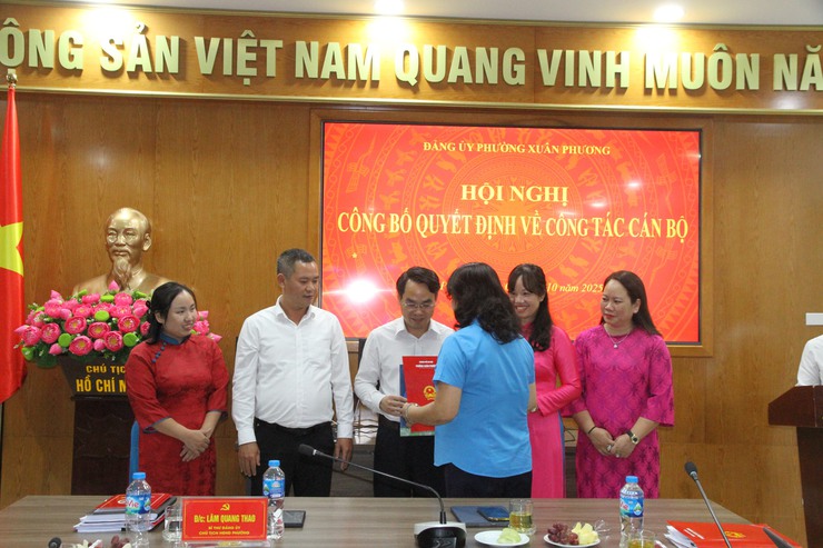 Đảng ủy phường Xuân Phương tổ chức Hội nghị công bố Quyết định thành lập Công đoàn, UBKT, các chức danh cán bộ Công đoàn Phường 
- Ảnh 4.