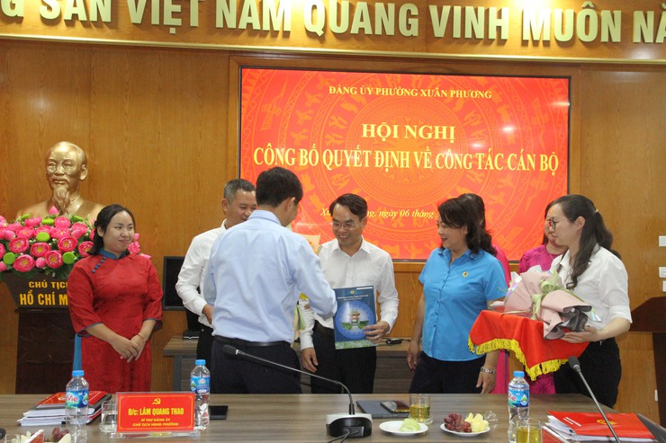 Đảng ủy phường Xuân Phương tổ chức Hội nghị công bố Quyết định thành lập Công đoàn, UBKT, các chức danh cán bộ Công đoàn Phường 
- Ảnh 5.