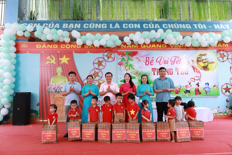 Đồng chí Bí thư Đảng ủy Vui Tết Trung thu cùng cô trò Trường Mầm non Ba Trại B- Ảnh 3.