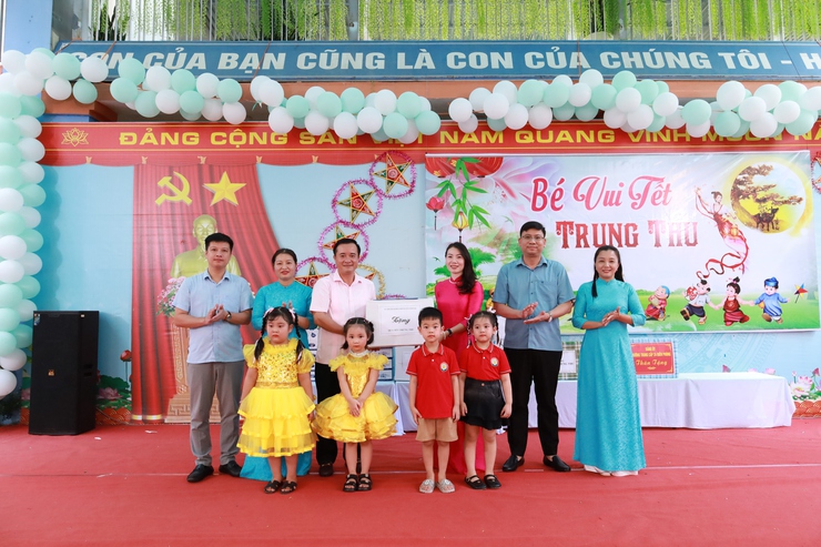 Đồng chí Bí thư Đảng ủy Vui Tết Trung thu cùng cô trò Trường Mầm non Ba Trại B- Ảnh 4.