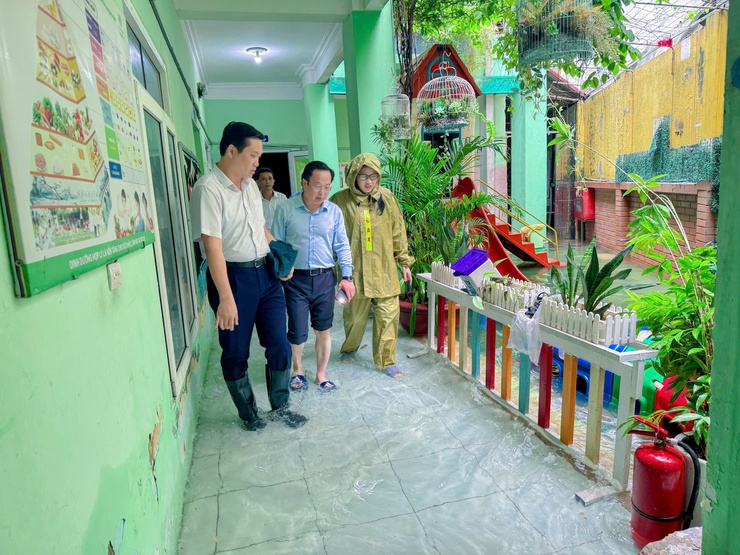 Đoàn công tác của Sở Giáo dục & Đào tạo thành phố Hà Nội kiểm tra tình hình khắc phục ảnh hưởng do mưa bão tại trường Mầm non Trung Hòa- Ảnh 1.
