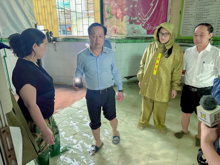 Đoàn công tác của Sở Giáo dục & Đào tạo thành phố Hà Nội kiểm tra tình hình khắc phục ảnh hưởng do mưa bão tại trường Mầm non Trung Hòa- Ảnh 3.