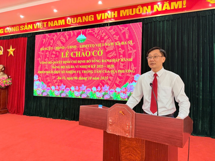 XÃ BA VÌ TỔ CHỨC LỄ CHÀO CỜ THÁNG 10 VÀ CÔNG BỐ QUYẾT ĐỊNH BỔ SUNG BAN CHẤP HÀNH ĐẢNG BỘ NHIỆM KỲ 2025–2030- Ảnh 2.