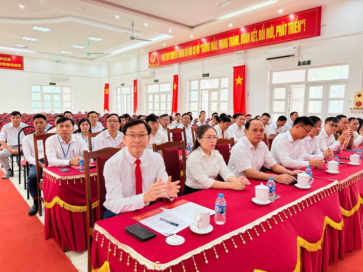 XÃ BA VÌ TỔ CHỨC LỄ CHÀO CỜ THÁNG 10 VÀ CÔNG BỐ QUYẾT ĐỊNH BỔ SUNG BAN CHẤP HÀNH ĐẢNG BỘ NHIỆM KỲ 2025–2030- Ảnh 4.