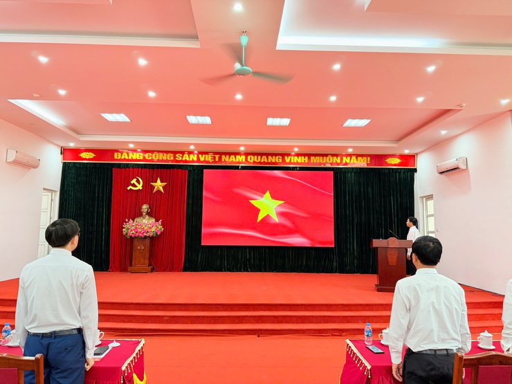 XÃ BA VÌ TỔ CHỨC LỄ CHÀO CỜ THÁNG 10 VÀ CÔNG BỐ QUYẾT ĐỊNH BỔ SUNG BAN CHẤP HÀNH ĐẢNG BỘ NHIỆM KỲ 2025–2030- Ảnh 1.