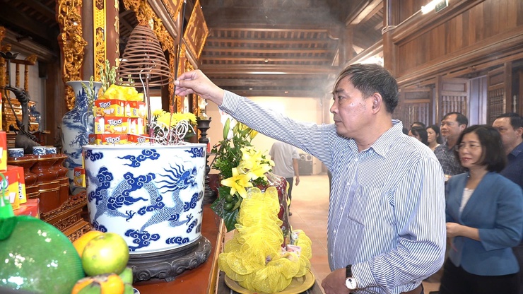 Xã Thường Tín dâng hương tưởng nhớ Anh hùng dân tộc, Danh nhân văn hóa Nguyễn Trãi - Ảnh 4.