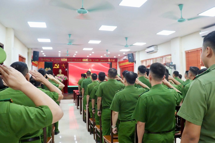 Công an phường Chương Mỹ tổ chức Lễ chào cờ tháng 10; phát động ủng hộ đồng bào và các địa phương bị thiệt hại do bão số 10- Ảnh 1.