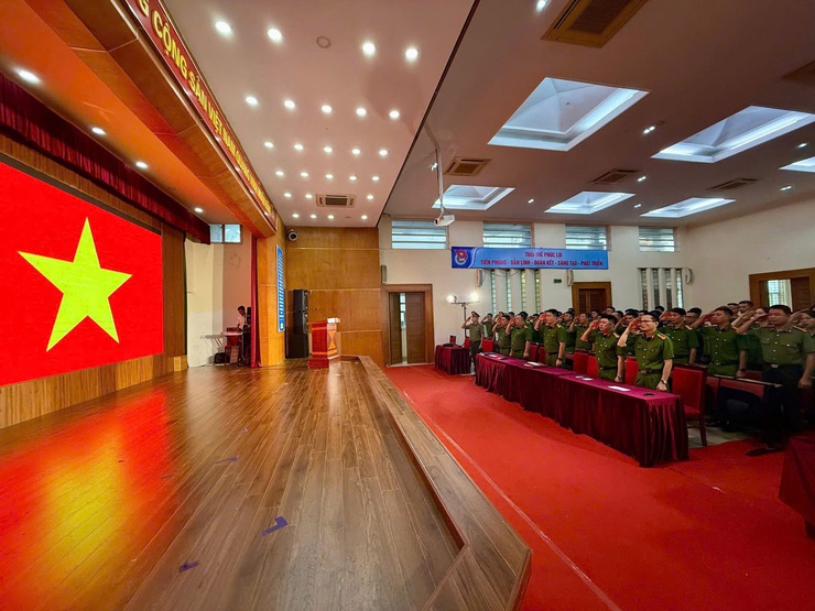Công an phường Phúc Lợi tổ chức chào cờ và phát động ủng hộ đồng bào bị thiệt hại do bão số 10- Ảnh 1.