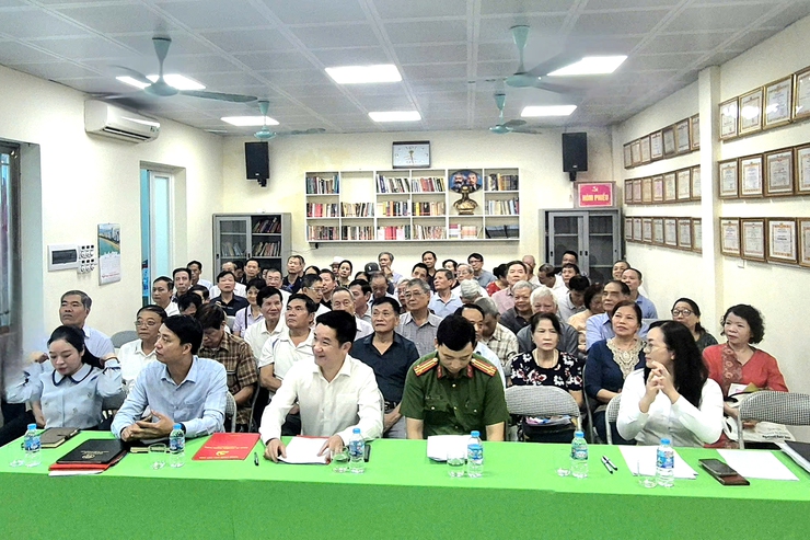 Đồng chí Nguyễn Huy Cường - Bí thư Đảng ủy phường dự buổi sinh hoạt thường kỳ của Chi bộ khu dân cư Giáp Nhất.- Ảnh 1.