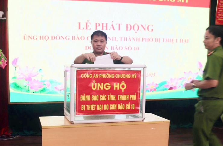 Công an phường Chương Mỹ tổ chức Lễ chào cờ tháng 10; phát động ủng hộ đồng bào và các địa phương bị thiệt hại do bão số 10- Ảnh 2.