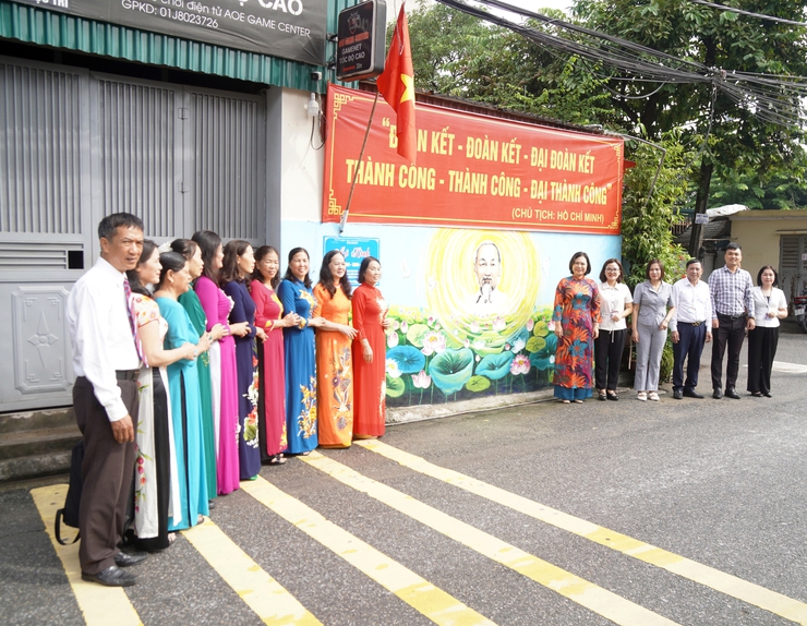 Rực rỡ các mô hình "Sáng - Xanh - Sạch - Đẹp" tại tổ dân phố số 11 phường Long Biên- Ảnh 10.