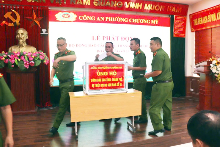 Công an phường Chương Mỹ tổ chức Lễ chào cờ tháng 10; phát động ủng hộ đồng bào và các địa phương bị thiệt hại do bão số 10- Ảnh 3.